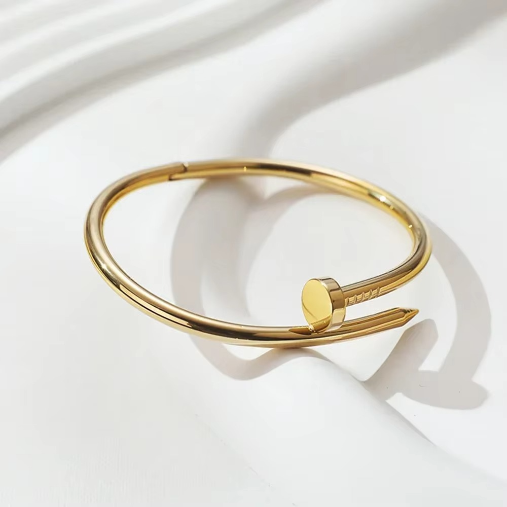 Nail Bracelet Golden Clover